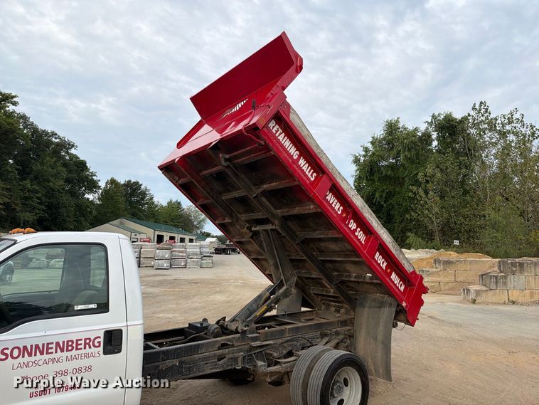 image for item FT6406 2001 Ford F550 Super Duty XLT dump truck