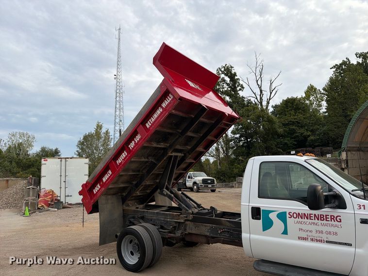 image for item FT6406 2001 Ford F550 Super Duty XLT dump truck