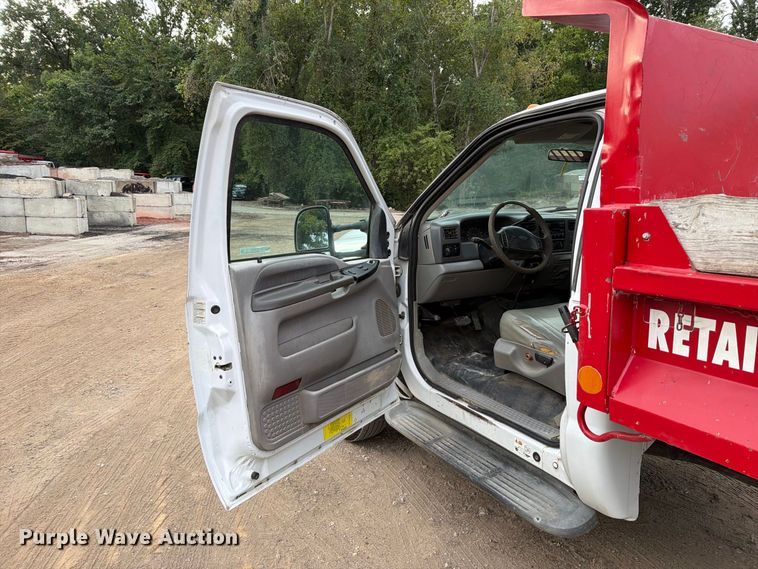 image for item FT6406 2001 Ford F550 Super Duty XLT dump truck