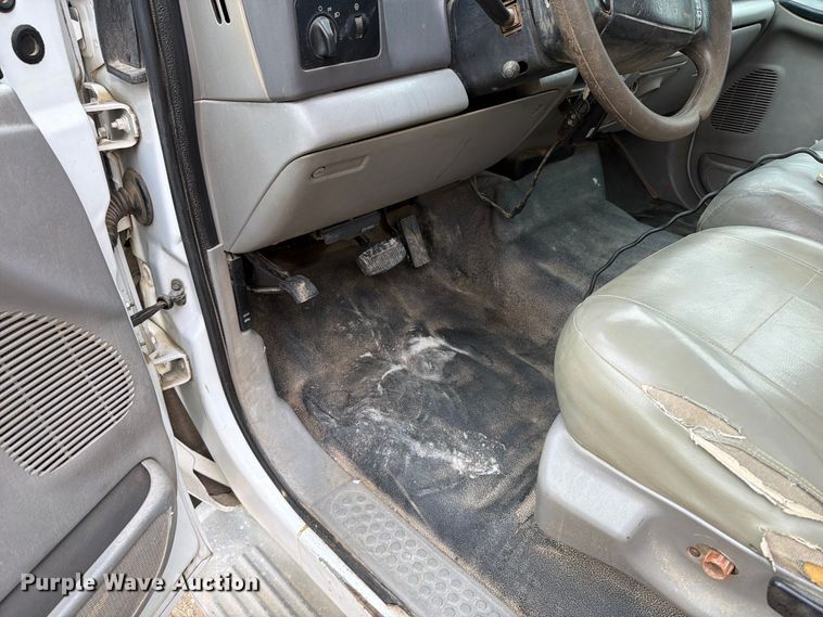 image for item FT6406 2001 Ford F550 Super Duty XLT dump truck