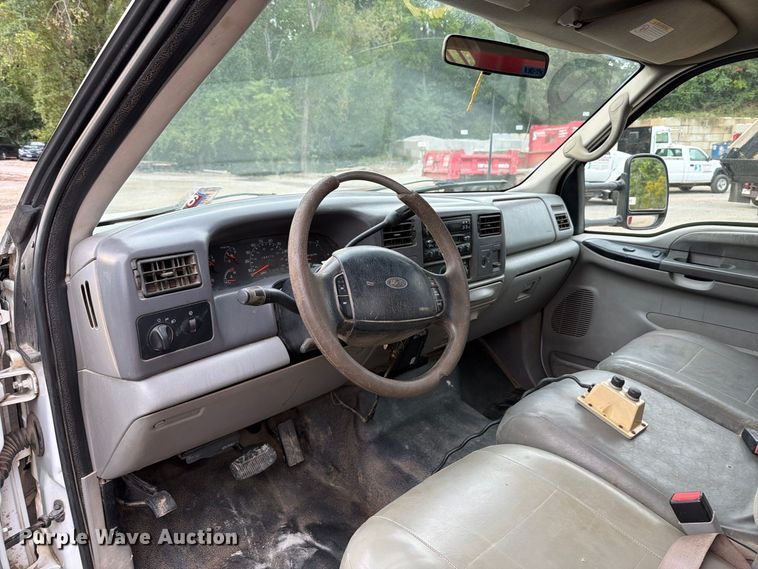 image for item FT6406 2001 Ford F550 Super Duty XLT dump truck