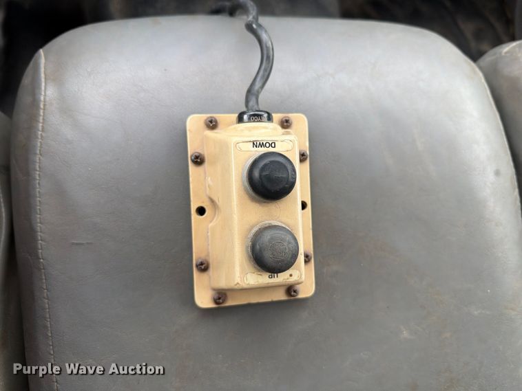 image for item FT6406 2001 Ford F550 Super Duty XLT dump truck