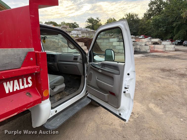 image for item FT6406 2001 Ford F550 Super Duty XLT dump truck