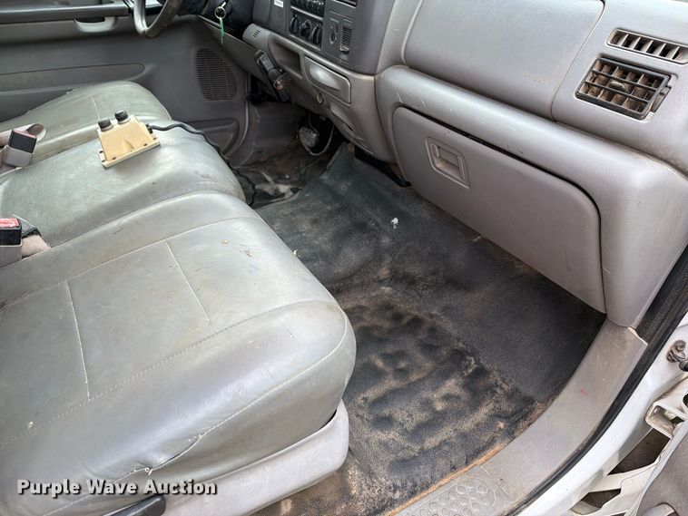 image for item FT6406 2001 Ford F550 Super Duty XLT dump truck