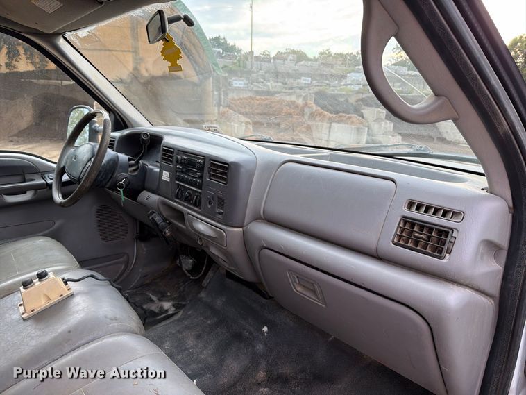 image for item FT6406 2001 Ford F550 Super Duty XLT dump truck