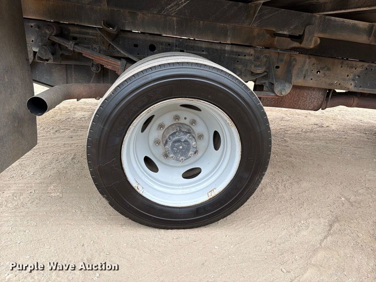 image for item FT6406 2001 Ford F550 Super Duty XLT dump truck
