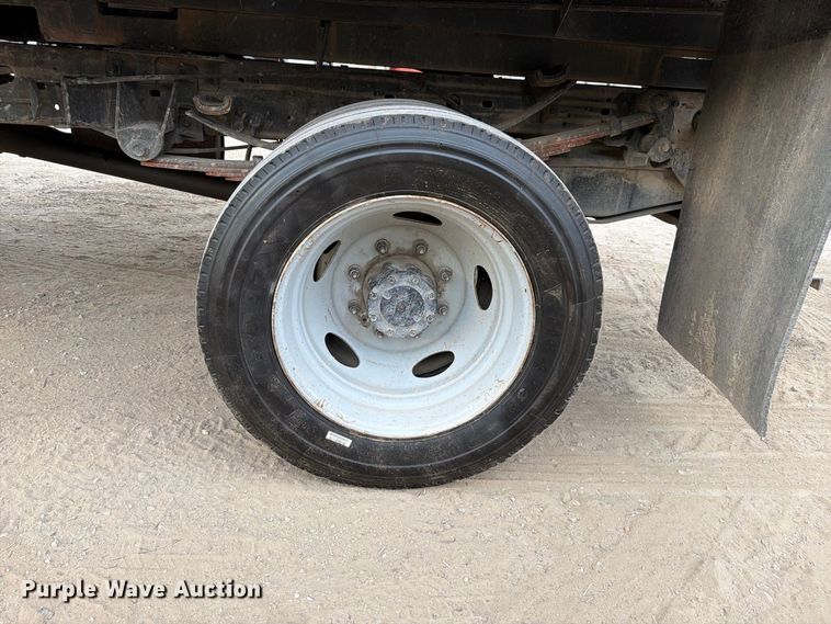 image for item FT6406 2001 Ford F550 Super Duty XLT dump truck