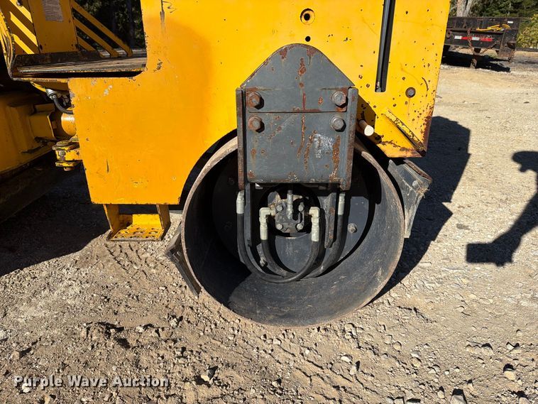 image for item FT6428 Stone WP4100 double drum vibratory roller