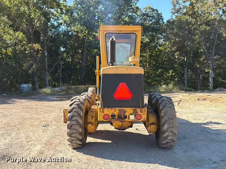 image for item FT6432 1968 John Deere 570 motor grader