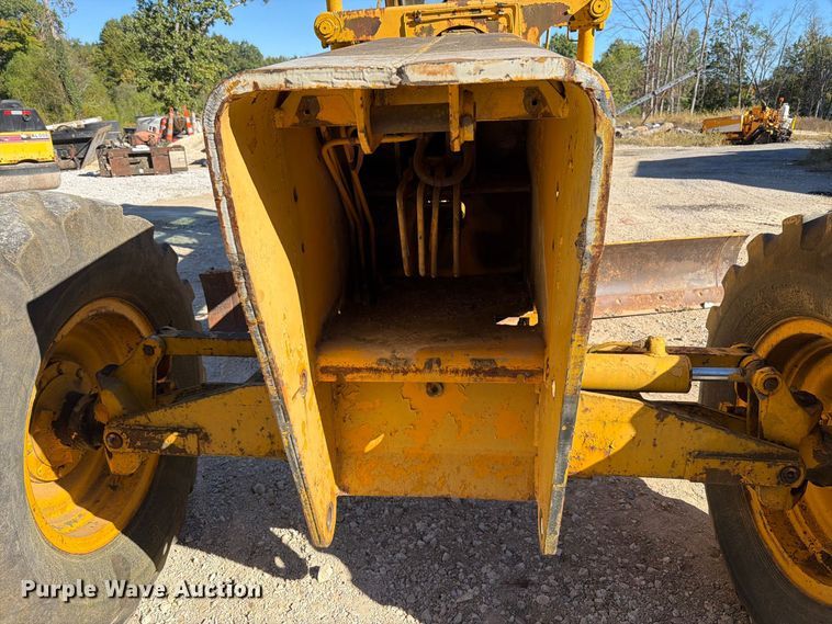 image for item FT6432 1968 John Deere 570 motor grader