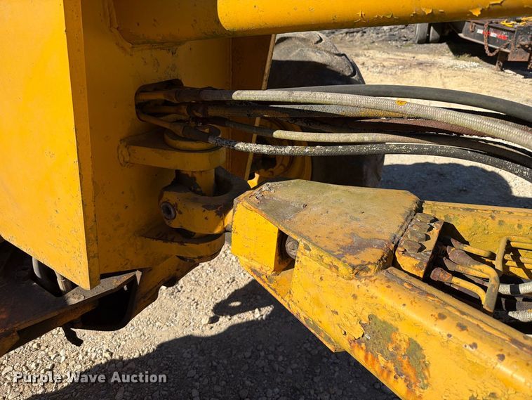 image for item FT6432 1968 John Deere 570 motor grader
