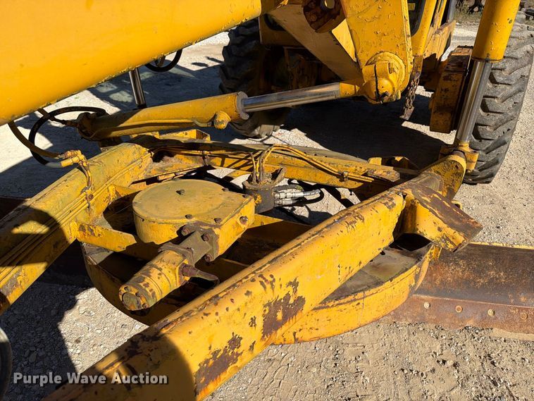 image for item FT6432 1968 John Deere 570 motor grader