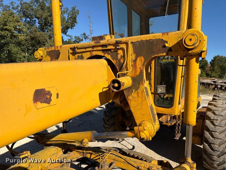 image for item FT6432 1968 John Deere 570 motor grader