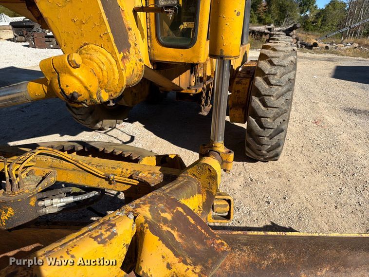 image for item FT6432 1968 John Deere 570 motor grader