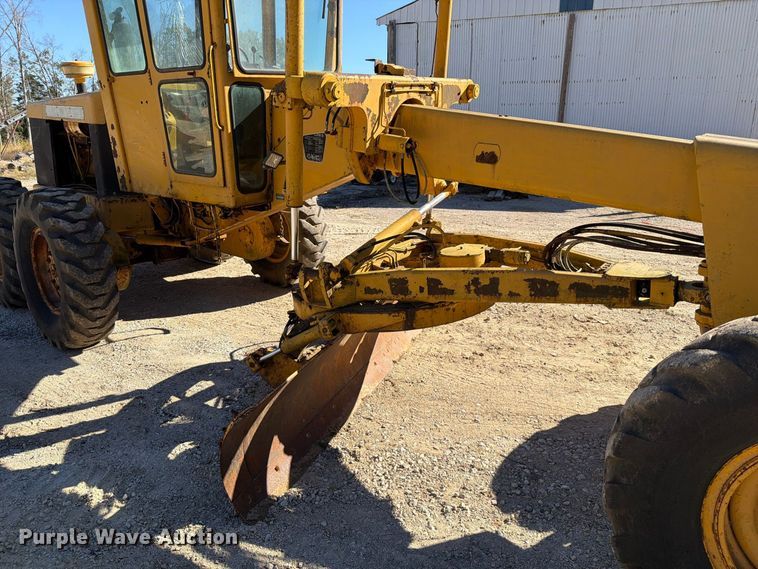 image for item FT6432 1968 John Deere 570 motor grader