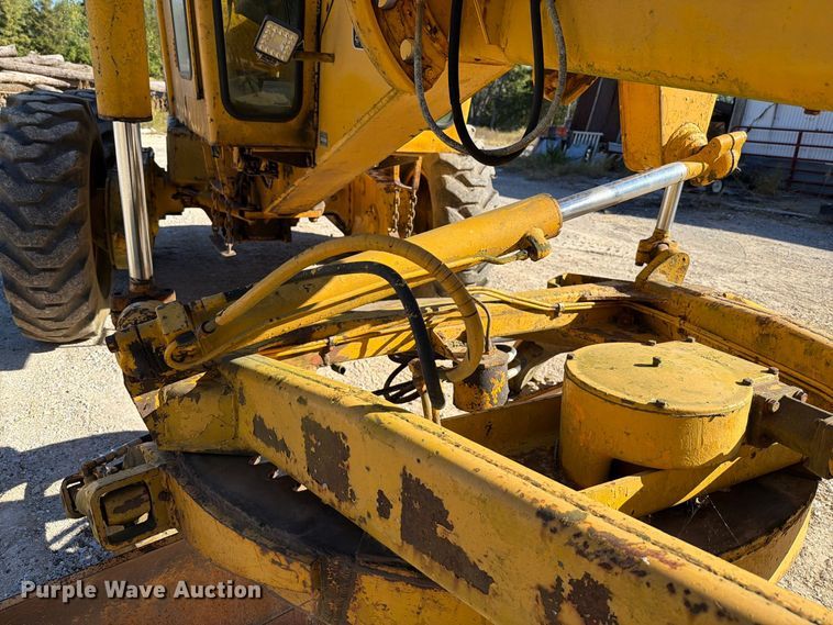 image for item FT6432 1968 John Deere 570 motor grader