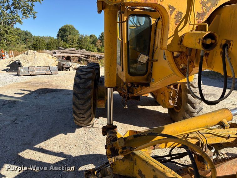 image for item FT6432 1968 John Deere 570 motor grader