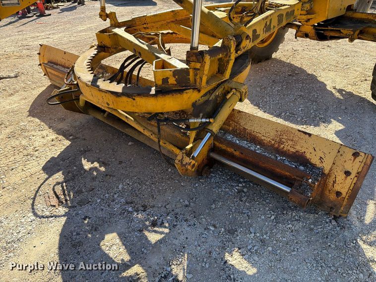 image for item FT6432 1968 John Deere 570 motor grader
