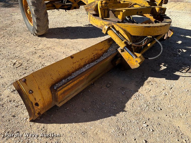 image for item FT6432 1968 John Deere 570 motor grader