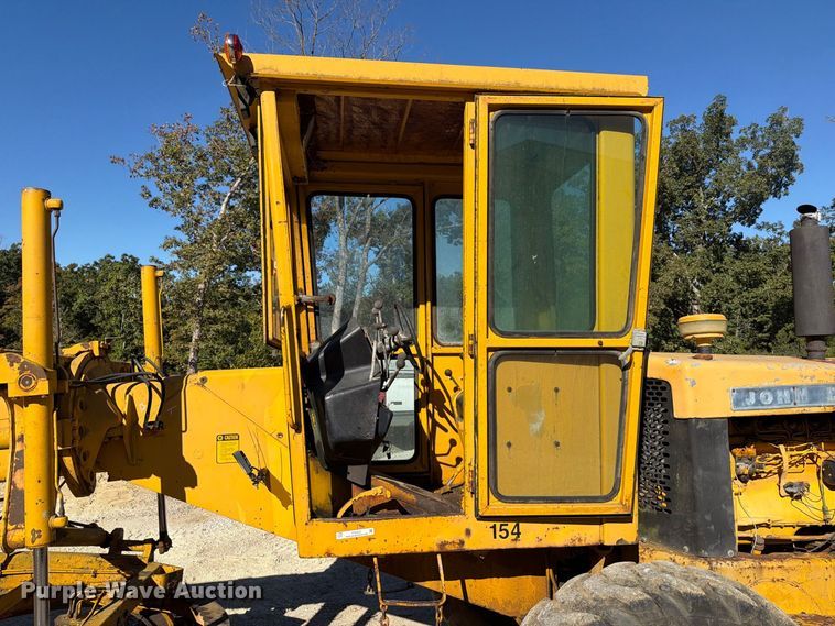 image for item FT6432 1968 John Deere 570 motor grader