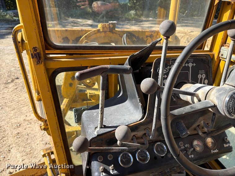 image for item FT6432 1968 John Deere 570 motor grader
