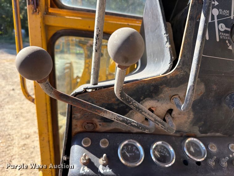 image for item FT6432 1968 John Deere 570 motor grader
