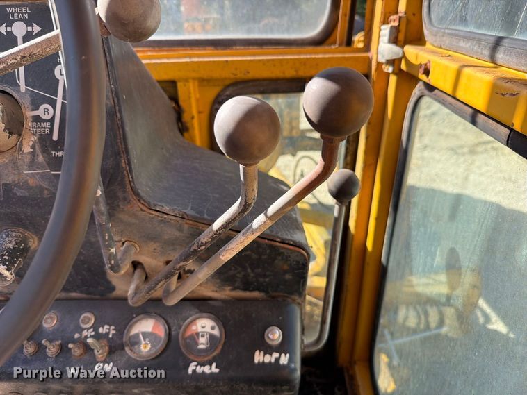 image for item FT6432 1968 John Deere 570 motor grader
