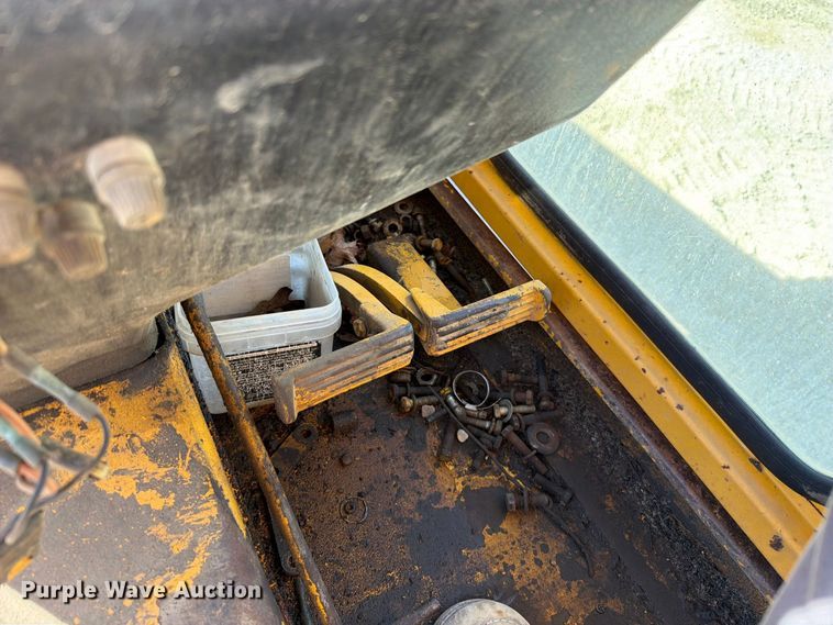 image for item FT6432 1968 John Deere 570 motor grader