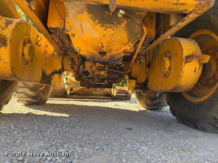 image for item FT6432 1968 John Deere 570 motor grader