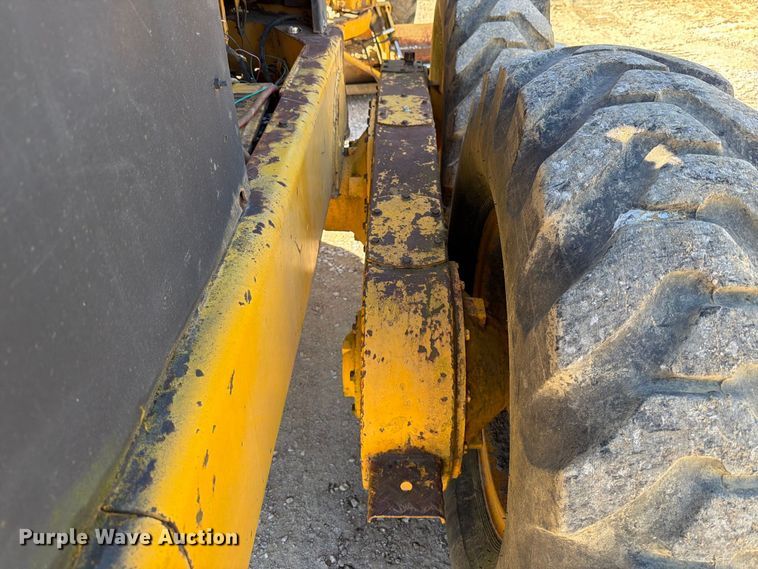 image for item FT6432 1968 John Deere 570 motor grader