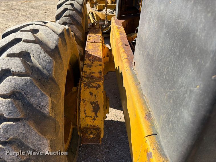 image for item FT6432 1968 John Deere 570 motor grader