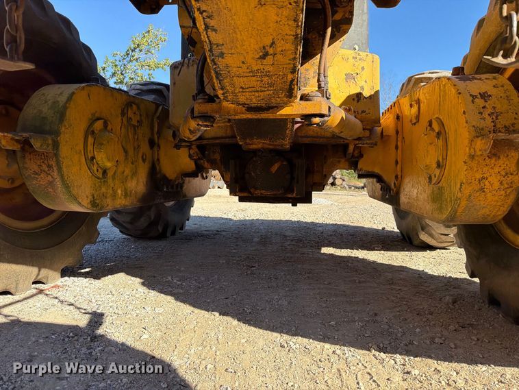 image for item FT6432 1968 John Deere 570 motor grader