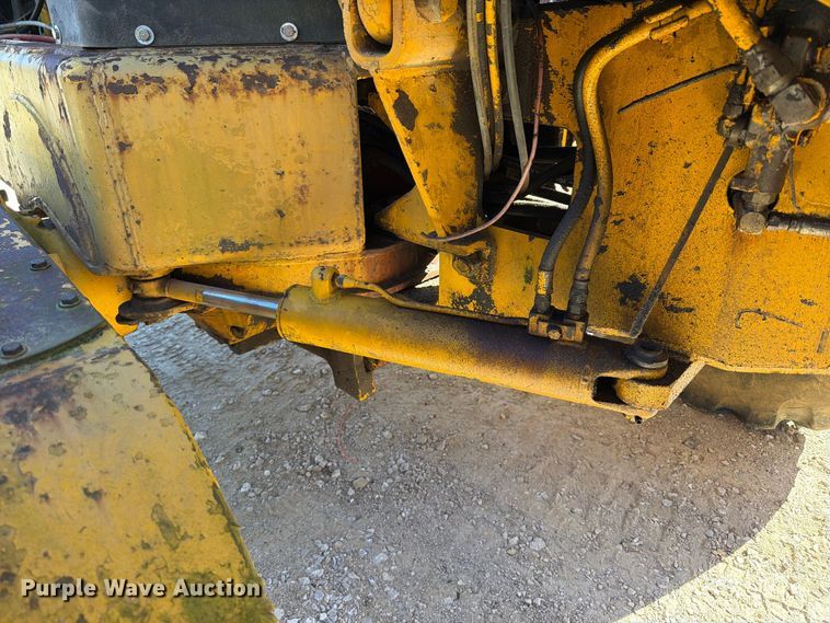 image for item FT6432 1968 John Deere 570 motor grader