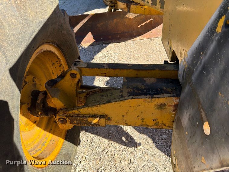 image for item FT6432 1968 John Deere 570 motor grader