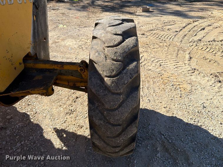 image for item FT6432 1968 John Deere 570 motor grader