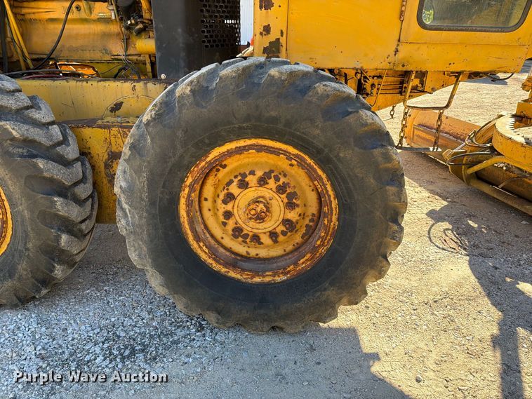 image for item FT6432 1968 John Deere 570 motor grader