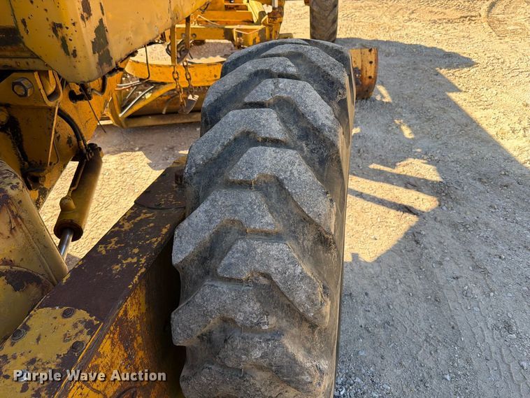 image for item FT6432 1968 John Deere 570 motor grader