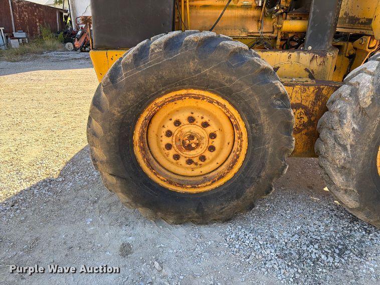 image for item FT6432 1968 John Deere 570 motor grader