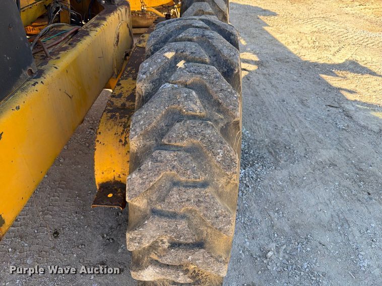 image for item FT6432 1968 John Deere 570 motor grader
