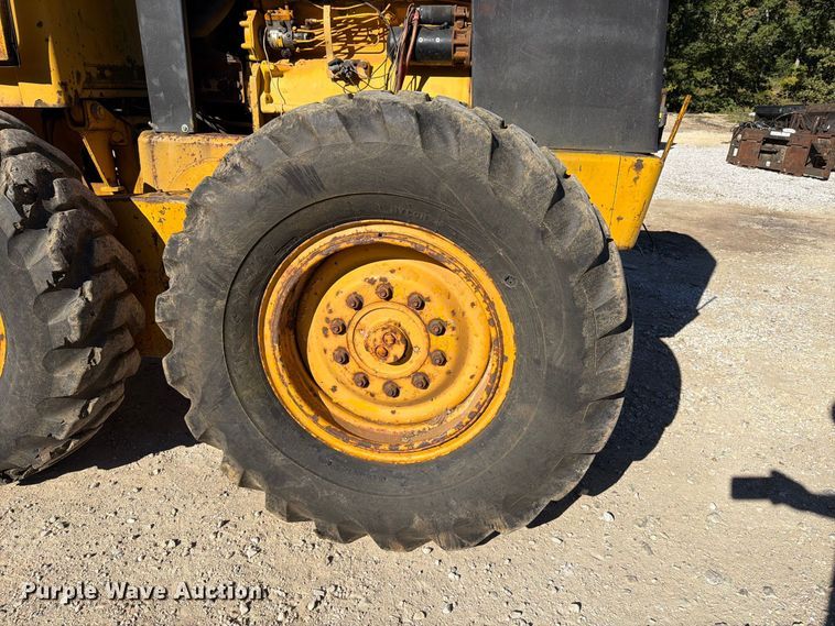 image for item FT6432 1968 John Deere 570 motor grader