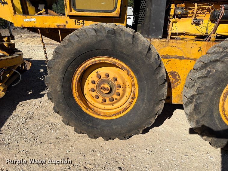image for item FT6432 1968 John Deere 570 motor grader
