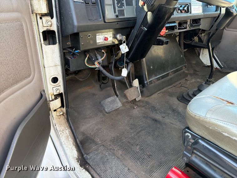 image for item FT6461 1998 International 4700 LPX flatbed truck