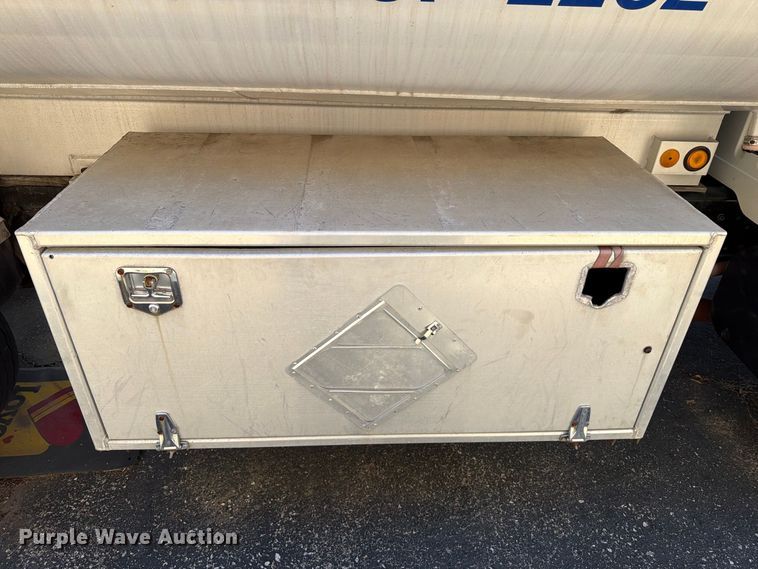image for item FT6463 2001 International 4700 fuel truck