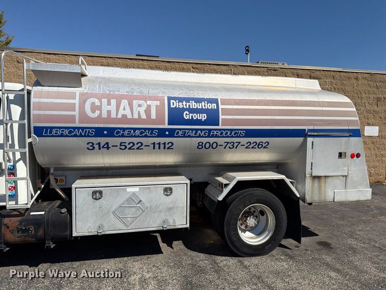 image for item FT6463 2001 International 4700 fuel truck