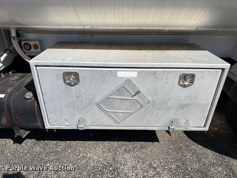 image for item FT6463 2001 International 4700 fuel truck