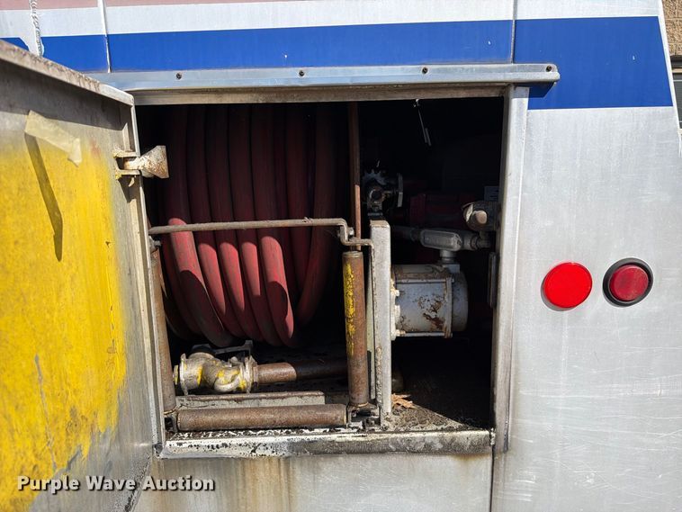 image for item FT6463 2001 International 4700 fuel truck