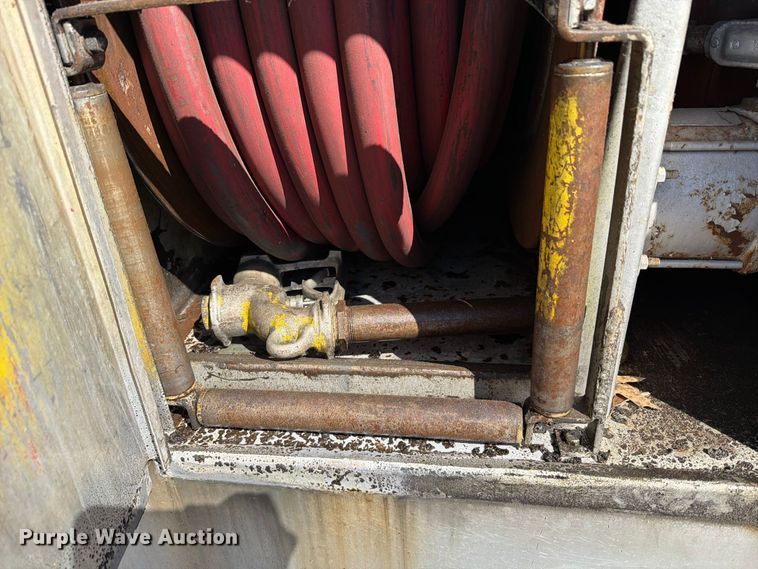 image for item FT6463 2001 International 4700 fuel truck