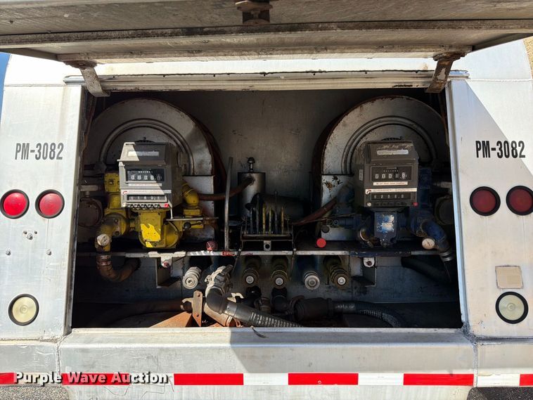 image for item FT6463 2001 International 4700 fuel truck
