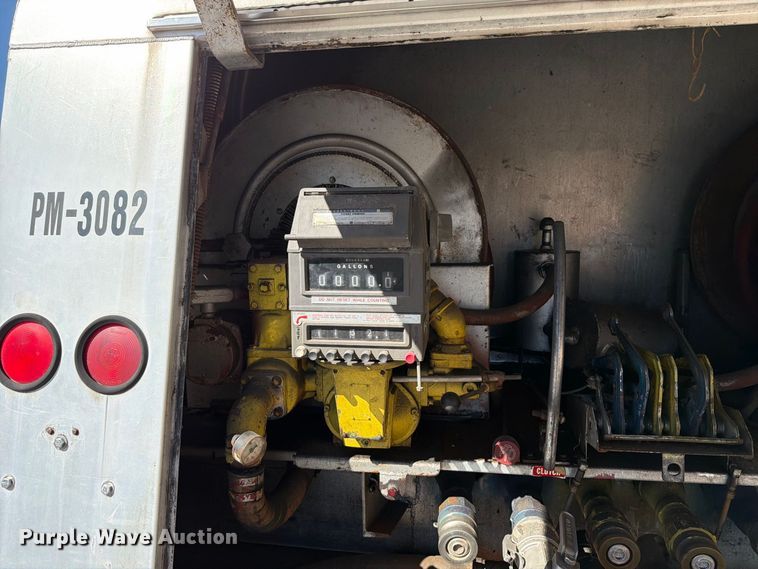 image for item FT6463 2001 International 4700 fuel truck