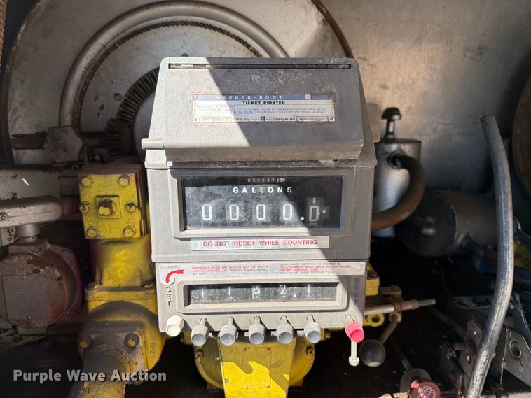 image for item FT6463 2001 International 4700 fuel truck